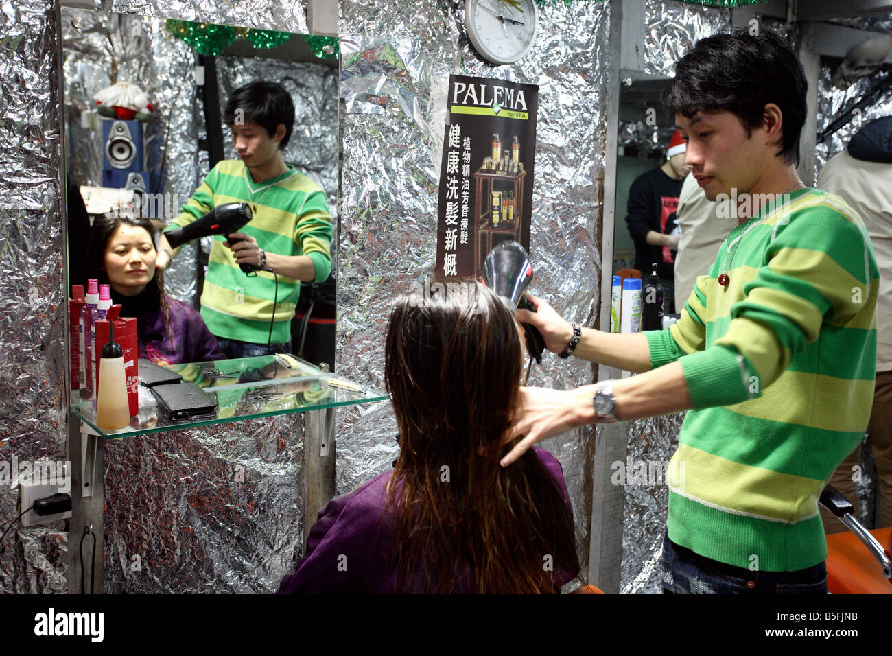Un parrucchiere l'asciugatura dei capelli, Shanghai, Cina Foto Stock