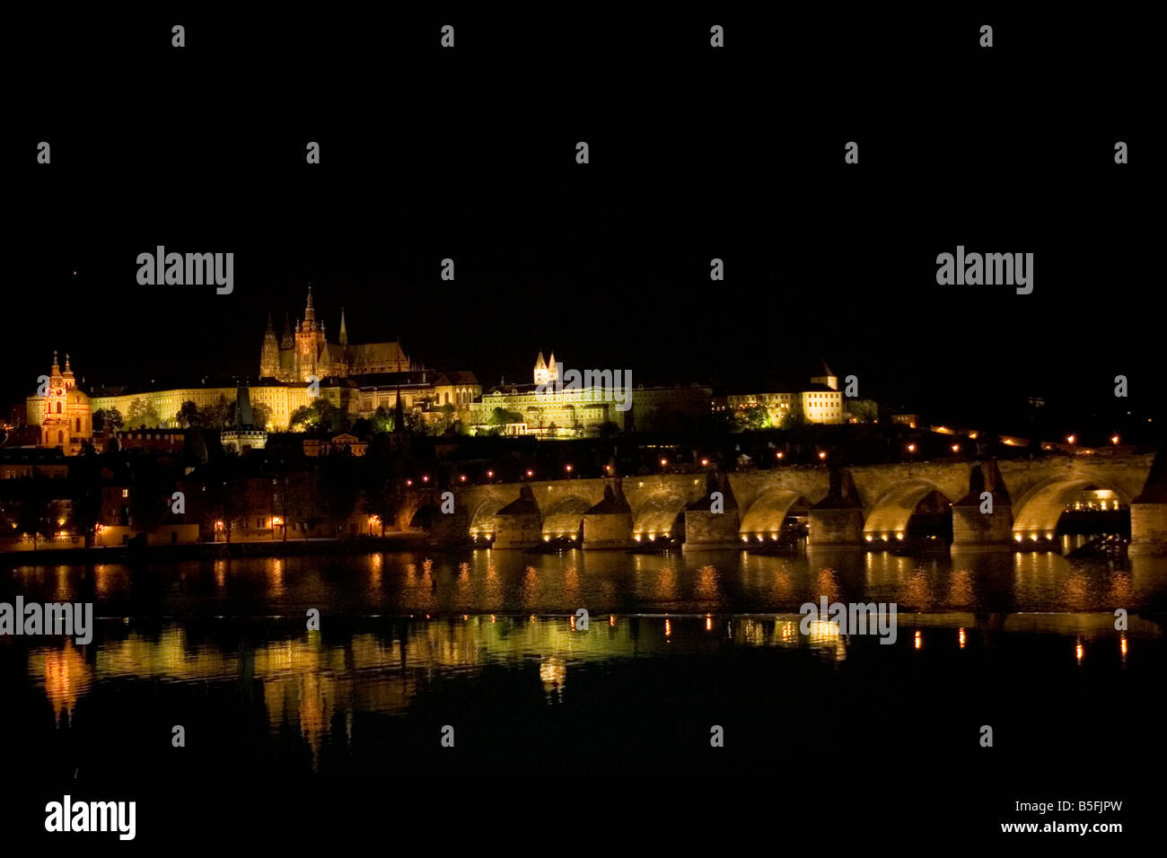 Il fiume Moldava siteview dal Ponte Carlo (Karlov deve) a luci notturne a Praga, Repubblica Ceca Foto Stock