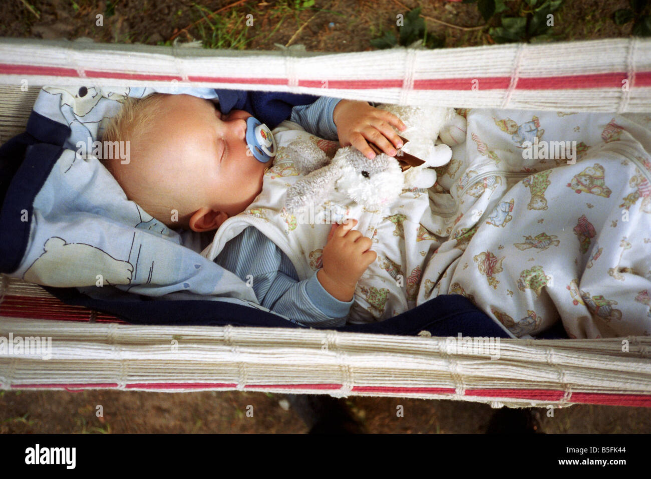 Il bambino dorme in un amaca Foto Stock