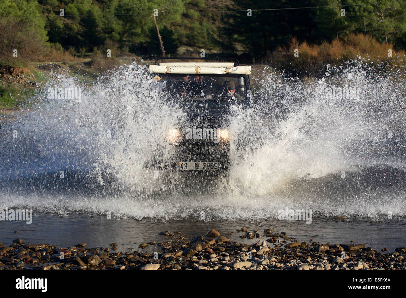 Jeep guida attraverso una profonda insenatura, Marmaris, Turchia Foto Stock