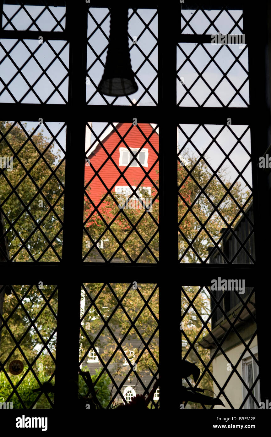 Casa tra le nuvole si vede attraverso una finestra nelle vicinanze, Thorpeness Suffolk Foto Stock