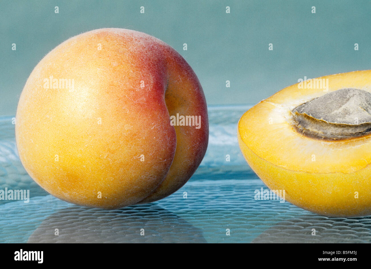 Albicocche sulla lastra di vetro Foto Stock