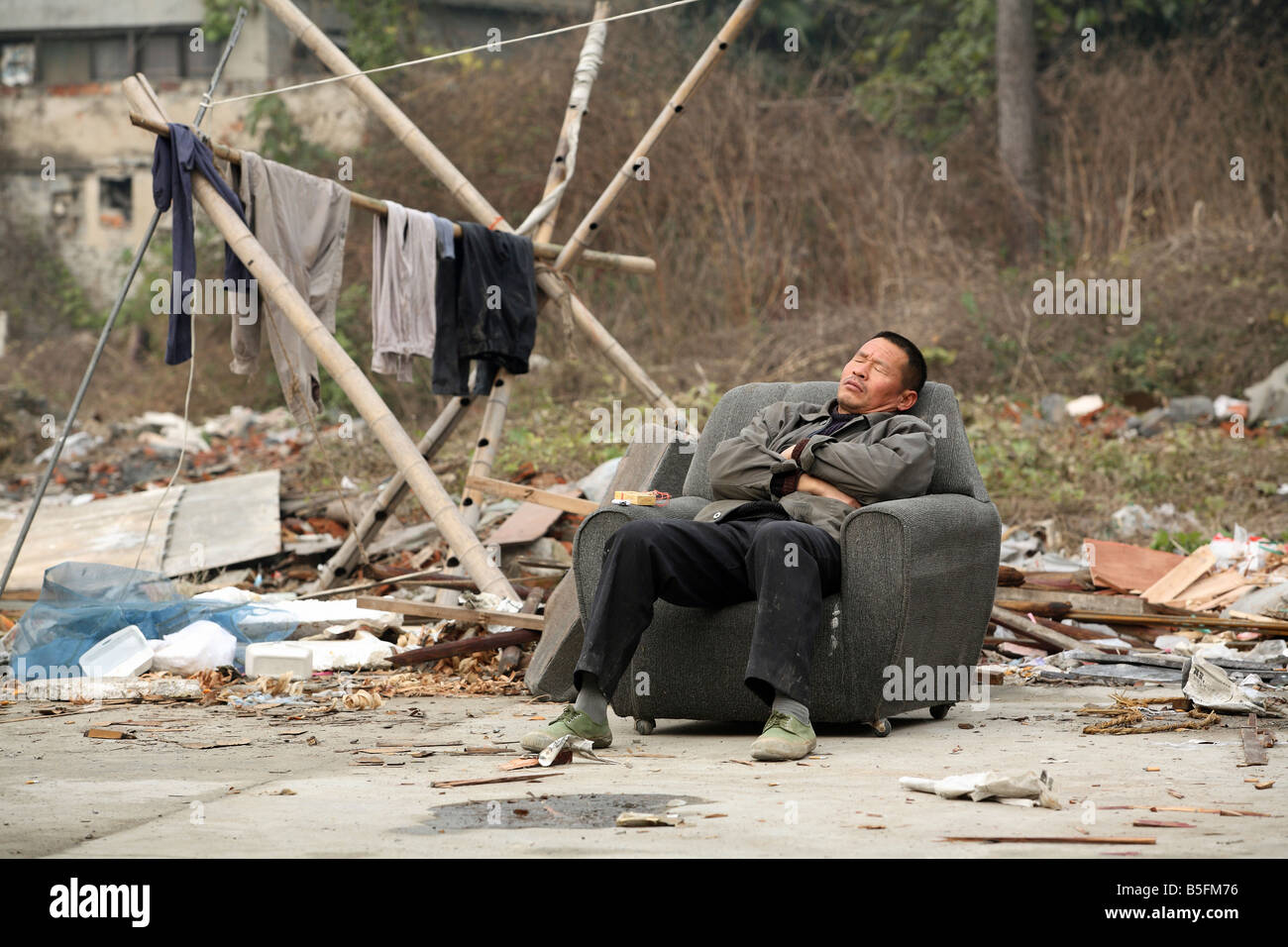 Un uomo asiatico dormire in una sedia, Suzhou, Cina Foto Stock