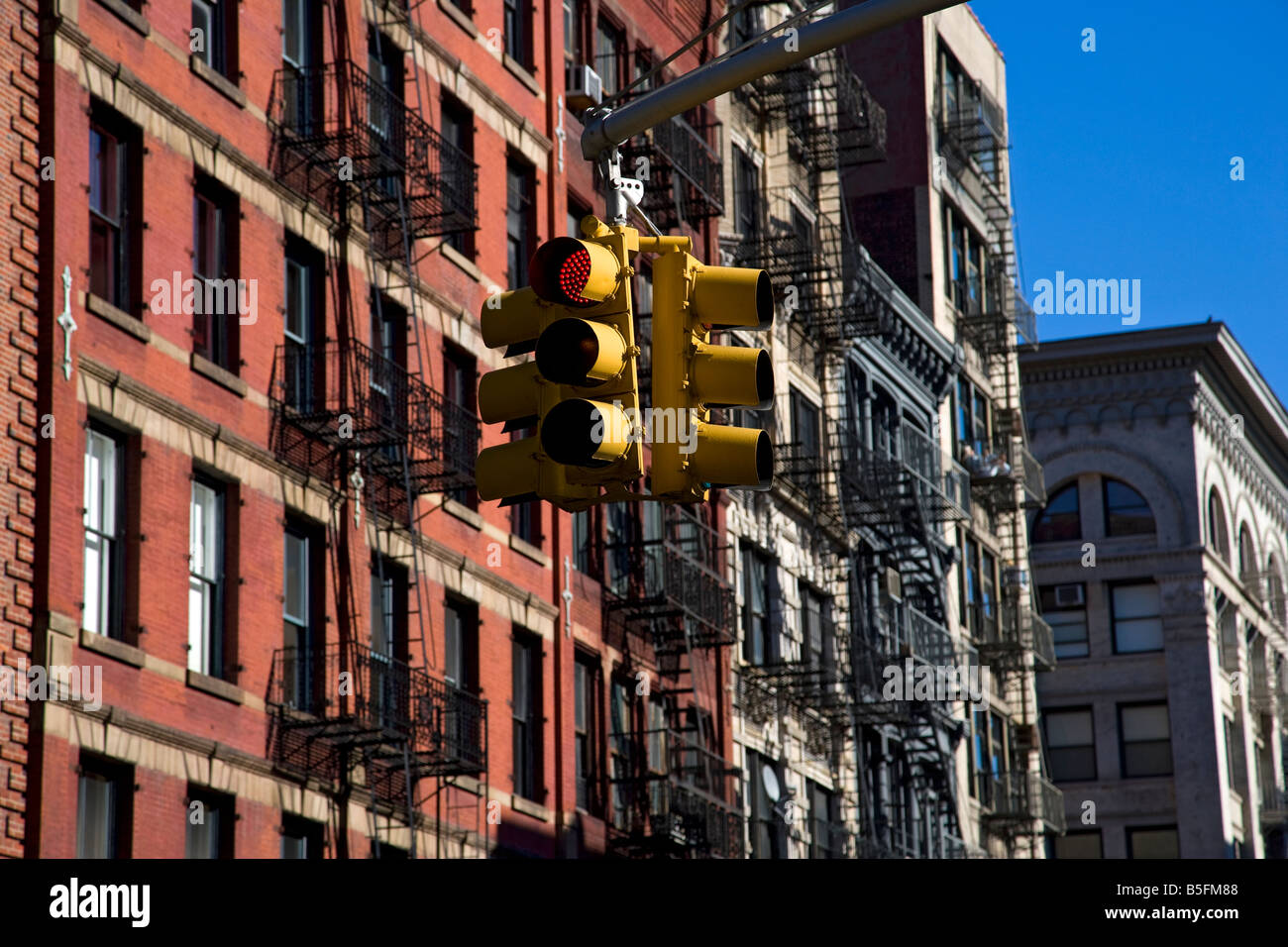 Il semaforo e fire sfugge a Soho, new york, new york, Stati Uniti d'America. Foto Stock