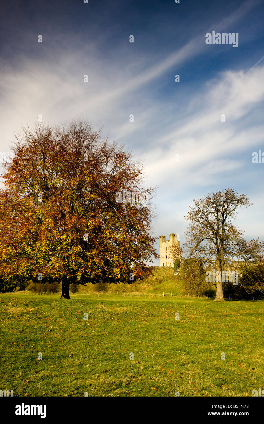 Castello di Helmsley tenere in autunno da Duncombe Parco Nord Yorkshire Foto Stock