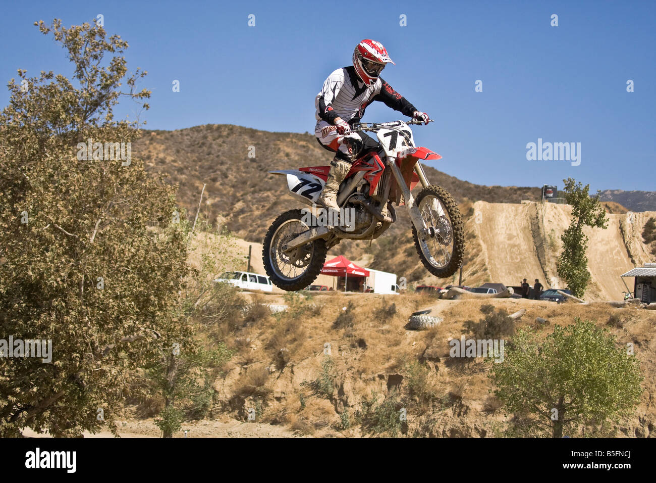 Il motocross rider airborne su salto a Glen Helen gara in circuito Devore California Foto Stock