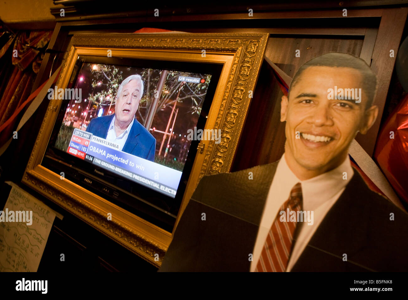BBC News coverage mostra John Simpson parla alle spalle una vita di cartone di dimensioni tagliato fuori di Barack Obama durante elezioni 2008 Foto Stock