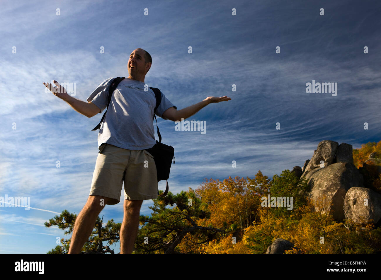 Escursionista maschio in prossimità del vertice della vecchia Rag Mountain con bracci estesi, Parco Nazionale di Shenandoah, Virginia. Foto Stock