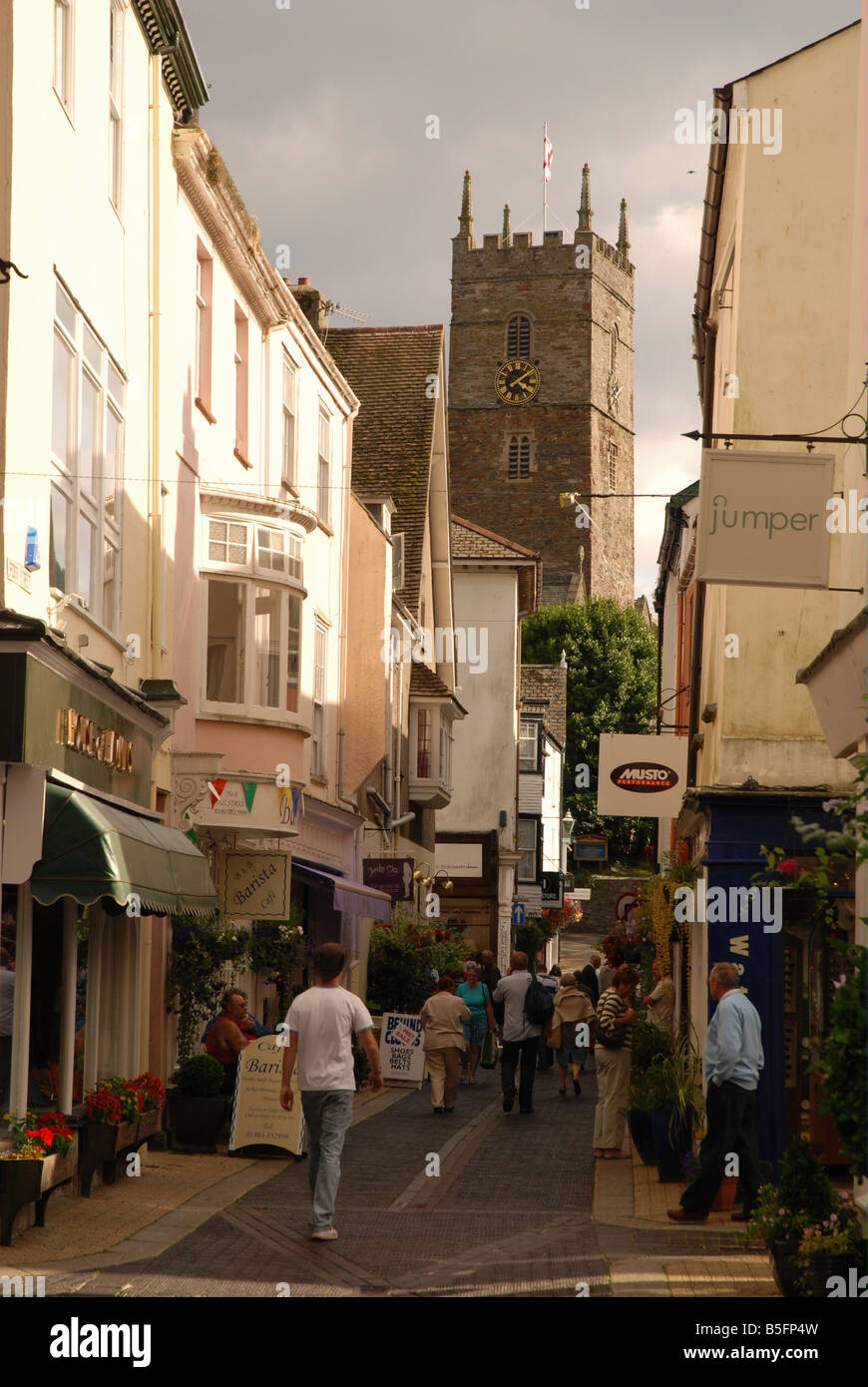 Occupato high street in Dartmouth's town. Foto Stock