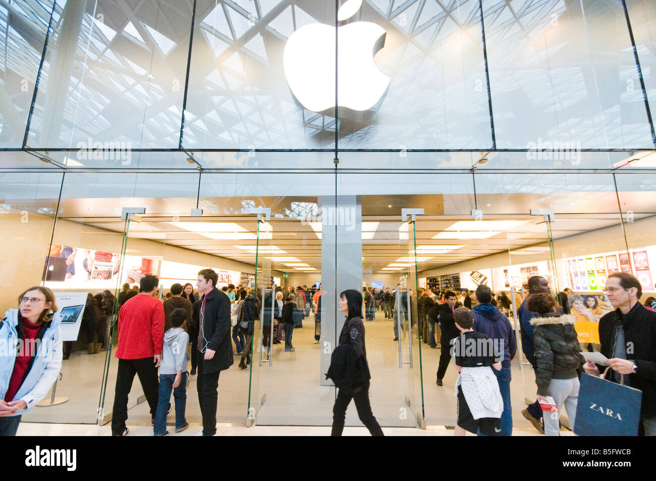 Persone in Apple Store in Westfield London Foto Stock