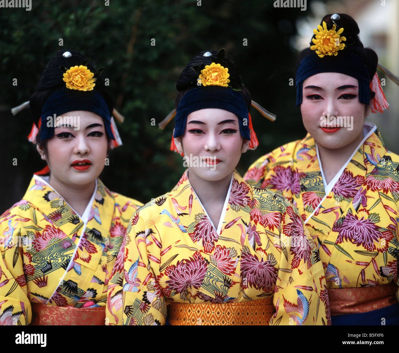 Ballerini di Okinawa in kimono tradizionali Foto Stock