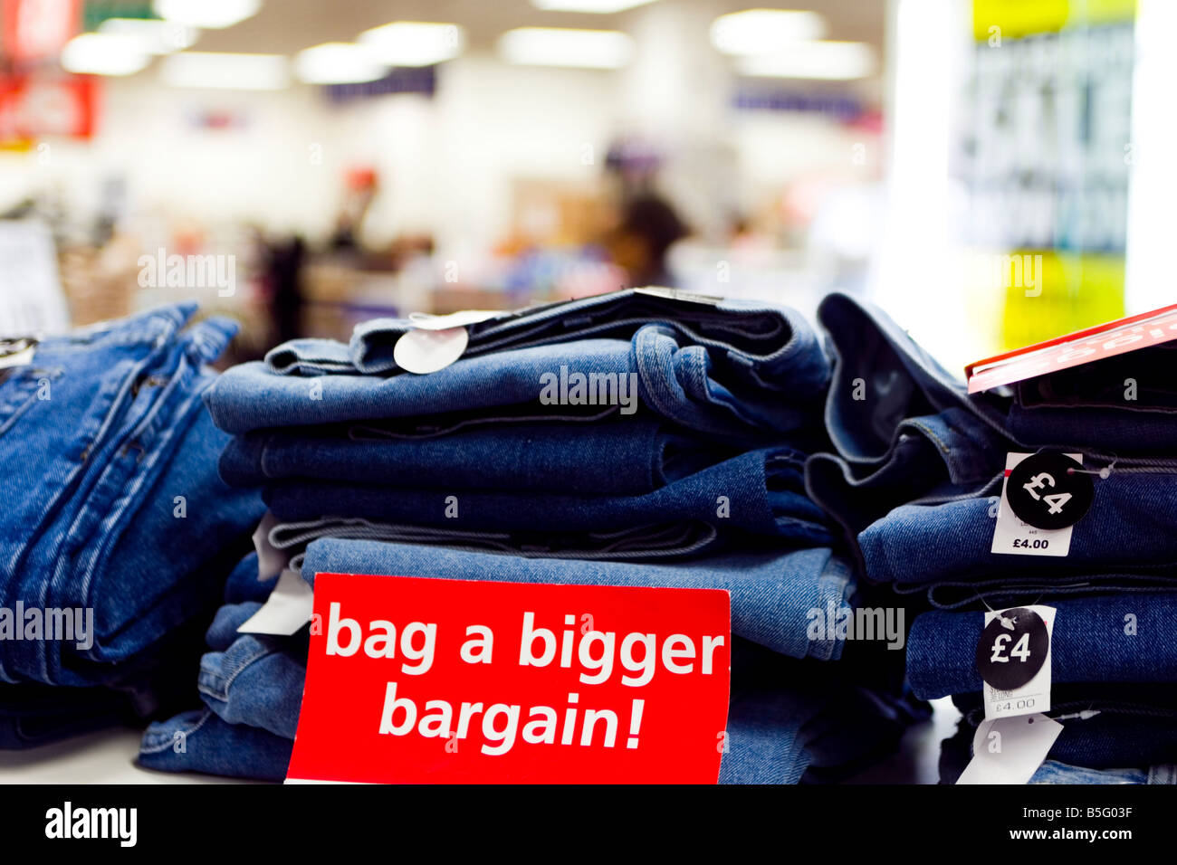 La recessione ha colpito la Gran Bretagna gli acquirenti attratti all'affare contatori in un negozio di vendita al dettaglio Sutton Surrey Foto Stock