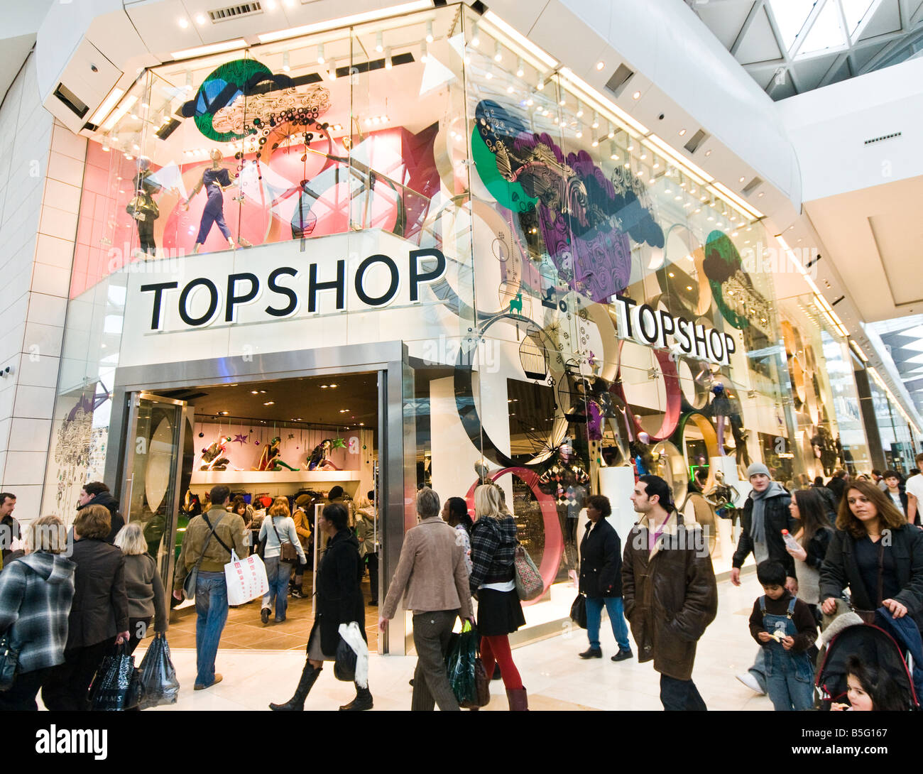 Shoppers esterno Topshop in Westfield Shopping Mall London Foto Stock