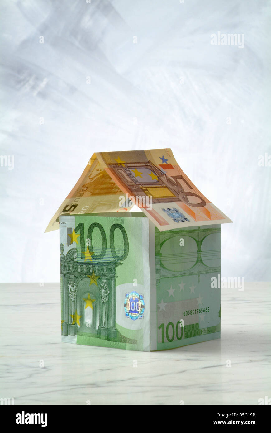 Le banconote in euro sagomata in una casa Foto Stock