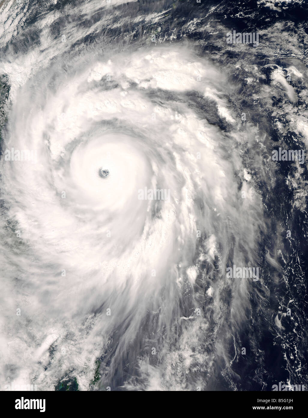 27 settembre 2008 - Il tifone Jangmi off di Taiwan e le filippine a 04:45 UTC. Foto Stock