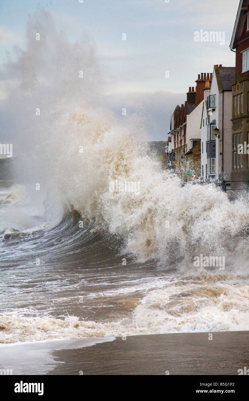 Danni alla proprietà e pericolo di alluvione alle pareti del mare. Onde canaglia giganti con parete di riflessione delle onde torreiche a Sandside, Whitby, Yorkshire, Regno Unito Foto Stock