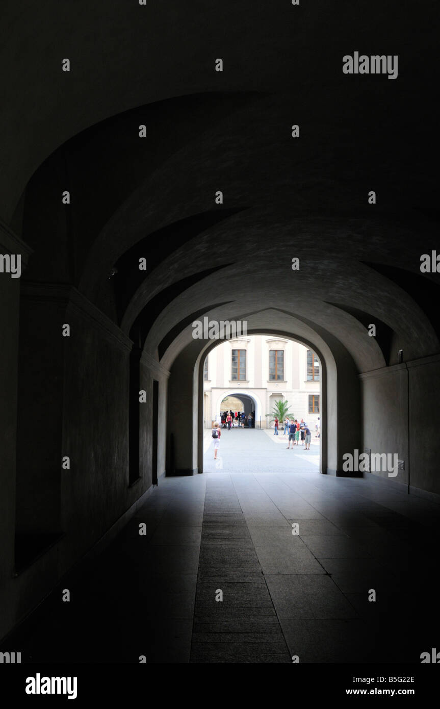 La via di passaggio tra il primo e il secondo cortile presso il Castello di Praga Repubblica Ceca Foto Stock