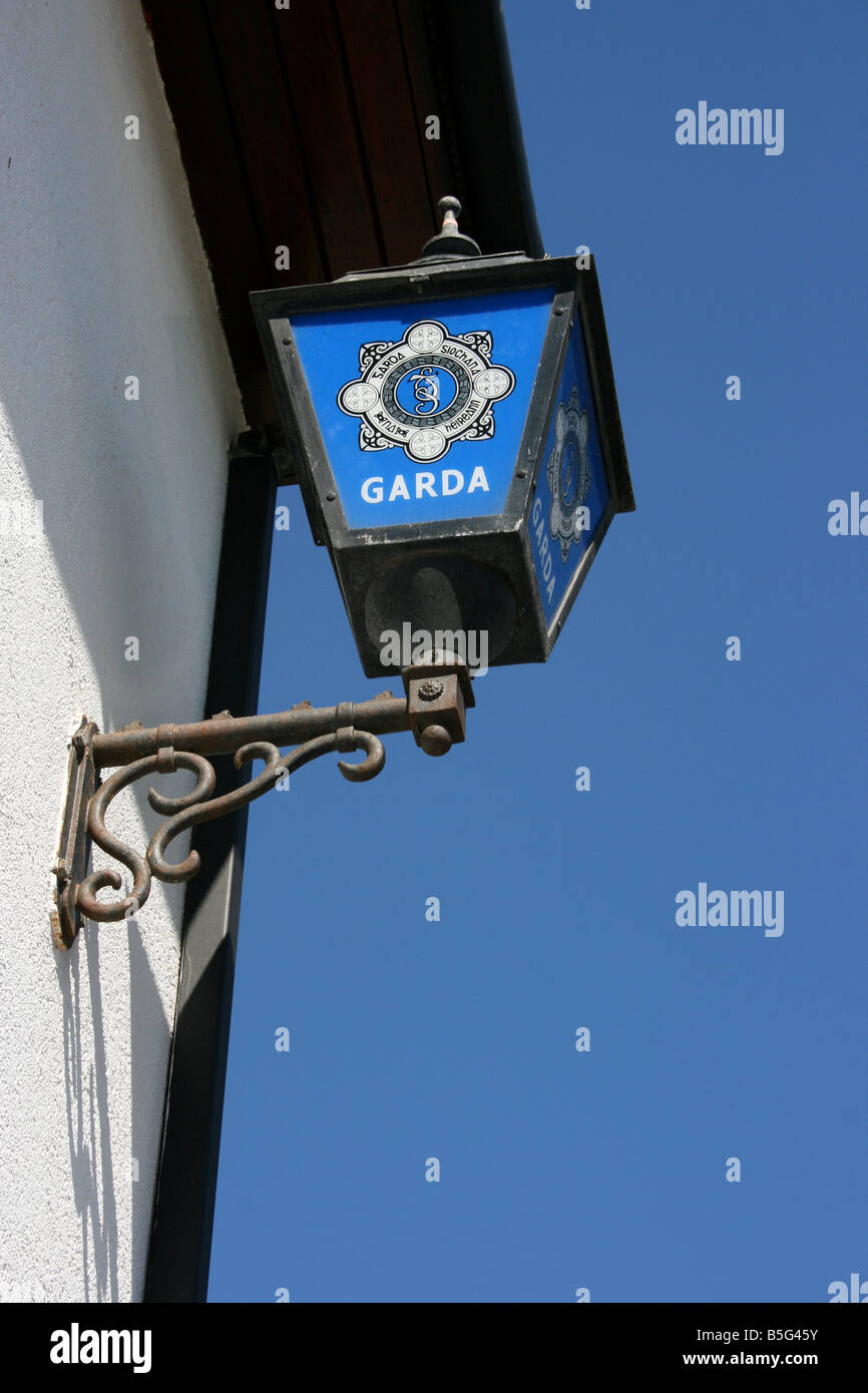 Lampada di Garda sulla parete della stazione di Garda nella città di Milford, County Donegal, Irlanda Foto Stock