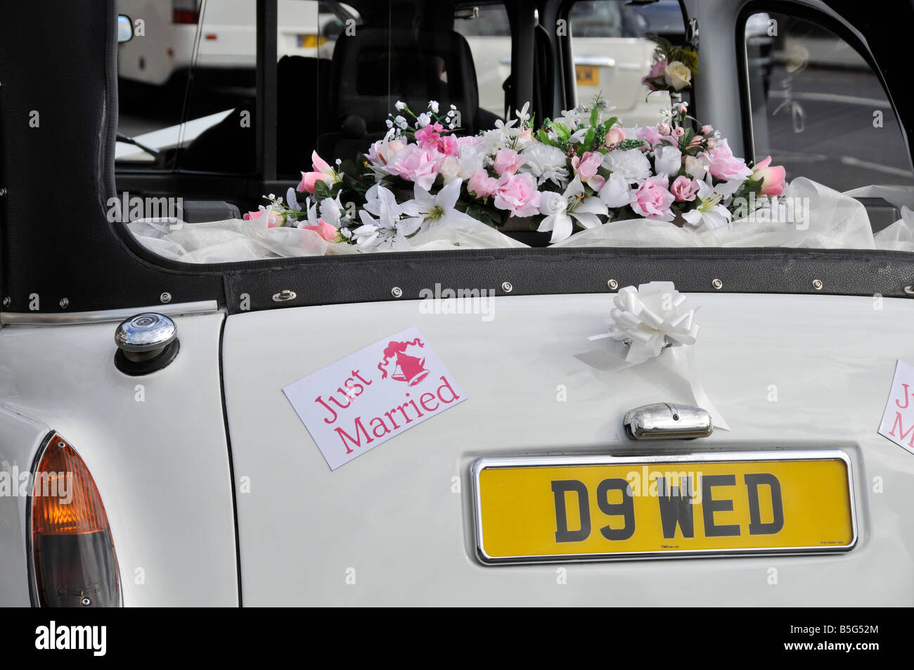 Appena sposato segno sul retro di un'auto d'epoca utilizzato per un matrimonio Foto Stock