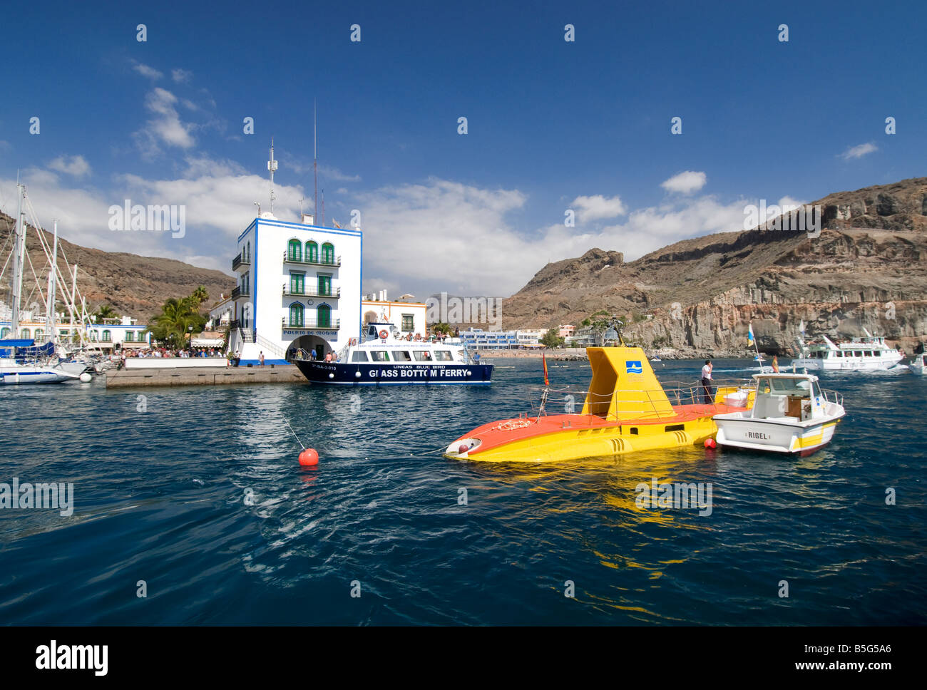 Tourist sottomarino giallo attrazione di Puerto Mogan crociera con barca pilota per visualizzare la vita marina dell'Oceano Atlantico off Gran Canaria costa Isole Canarie Foto Stock
