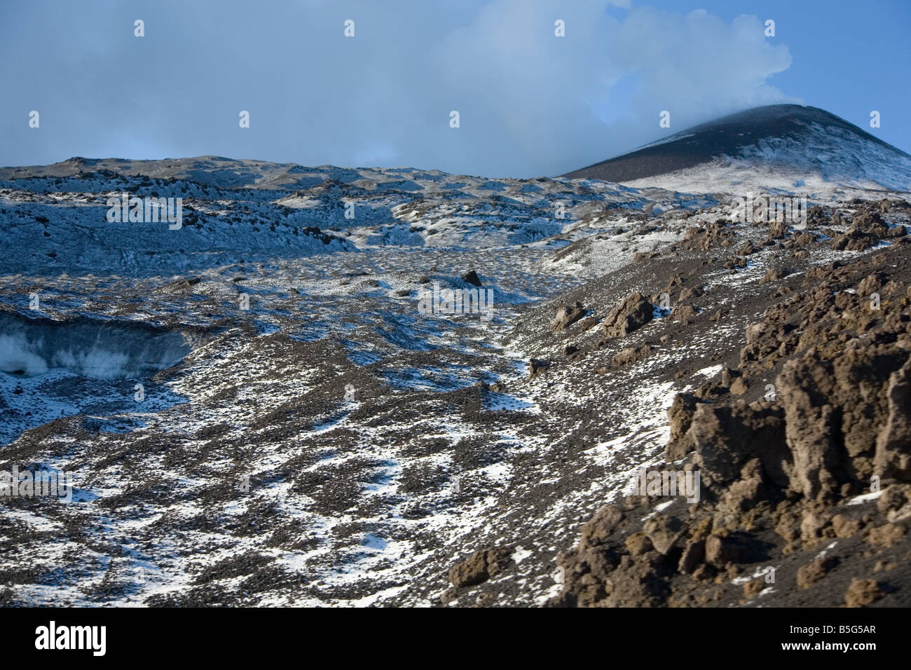 Frost-paesaggio coperto sotto il vulcano Etna Nord-est del cratere nelle prime ore del mattino Foto Stock