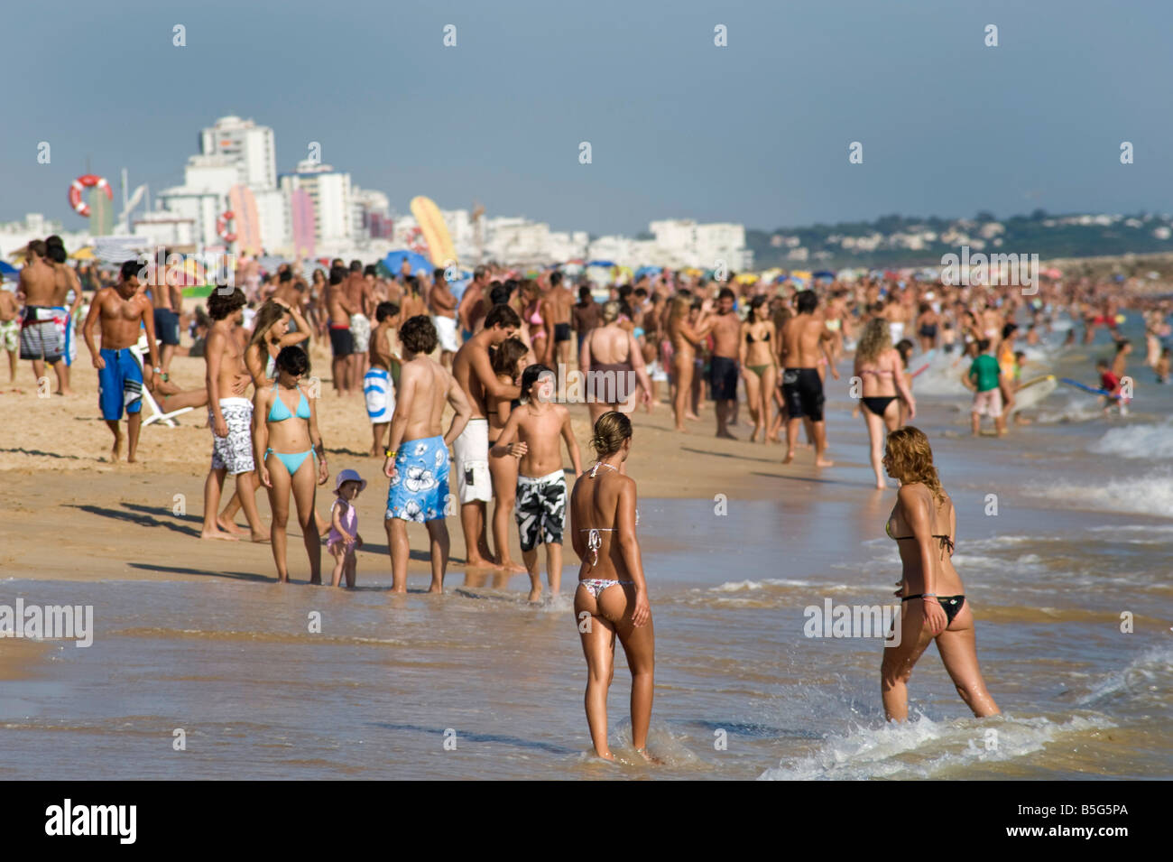 La gente sulla spiaggia,Vilamoura,Algarve, Portogallo. Foto Stock