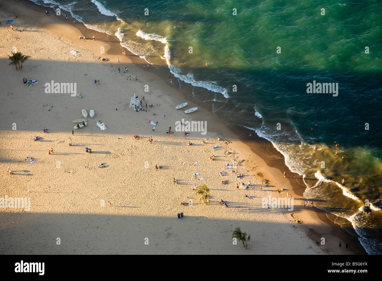 Una vista di Chicago's Oak Street Beach lungo la riva del lago Michigan, come visto da John Hancock Center observatory Foto Stock