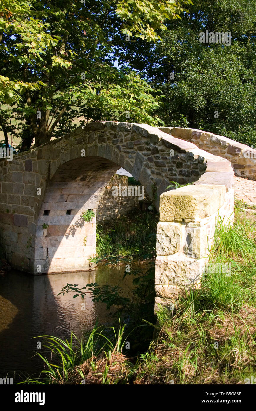 Passerella di pietra nei pressi del villaggio di Sare Pirenei Atlantiques Paesi Baschi francesi a sud-ovest della Francia Foto Stock