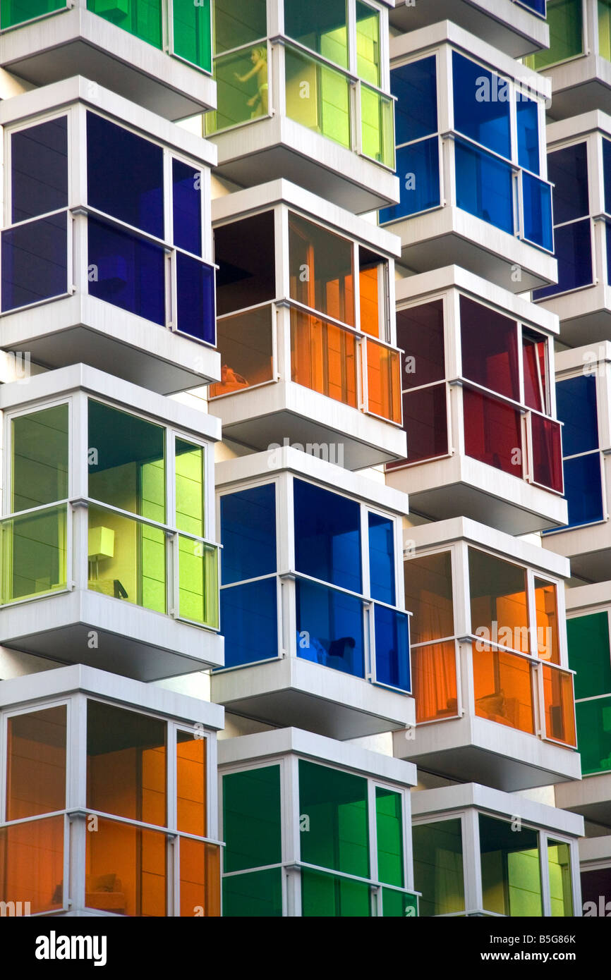 Vetri colorati in Windows dell'Hesperia Bilbao Hotel nel quartiere vecchio della città di Bilbao Basque Country Spagna settentrionale Foto Stock