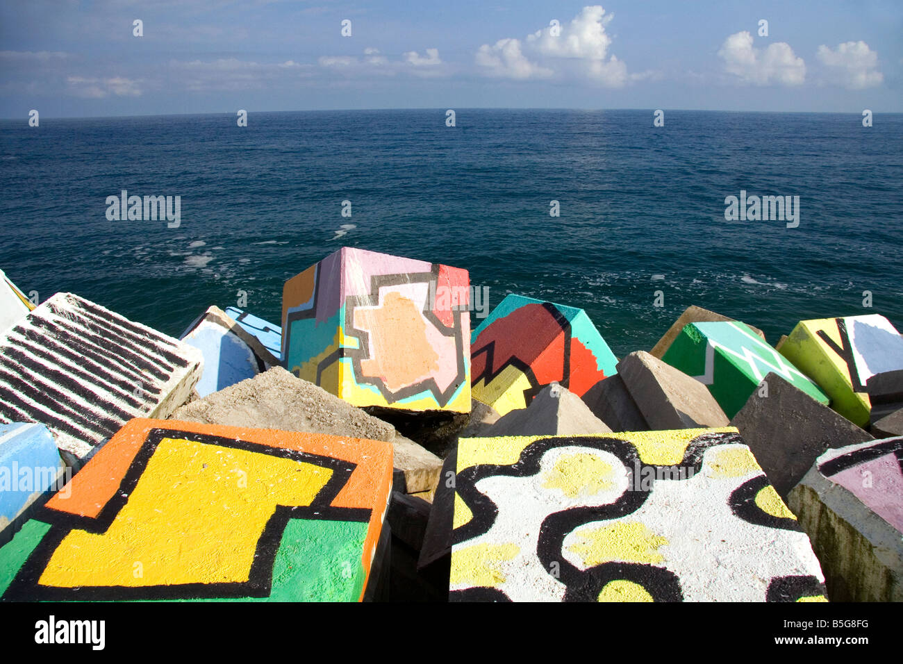 Dipinto di blocchi di cemento nel porto a Llanes Asturias Spagna Foto Stock