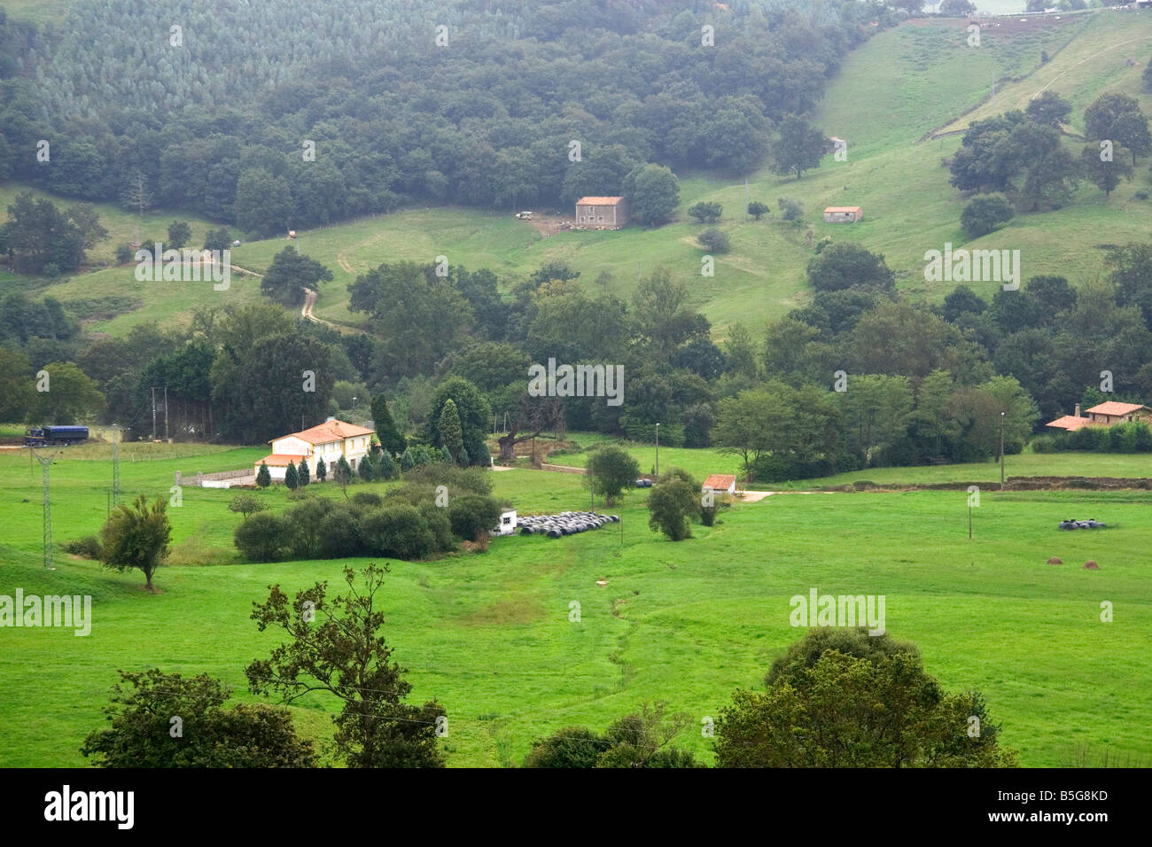 Paesaggio rurale vicino alla città di Solares Cantabria Spagna Foto Stock