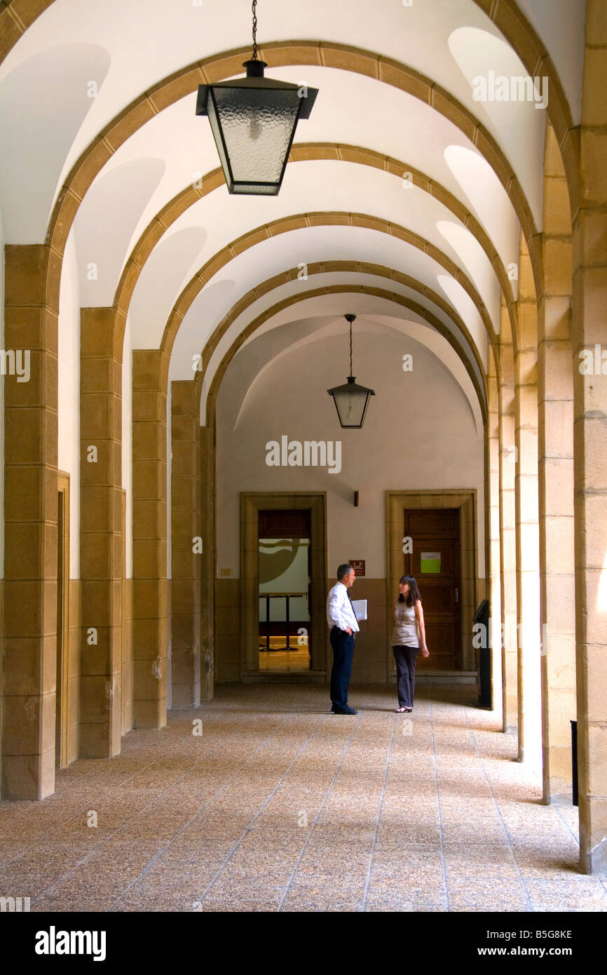 La gente parlare sotto un portico ad arcate sul campus dell'Università di Deusto nella città di Bilbao Biscay Spagna settentrionale Foto Stock