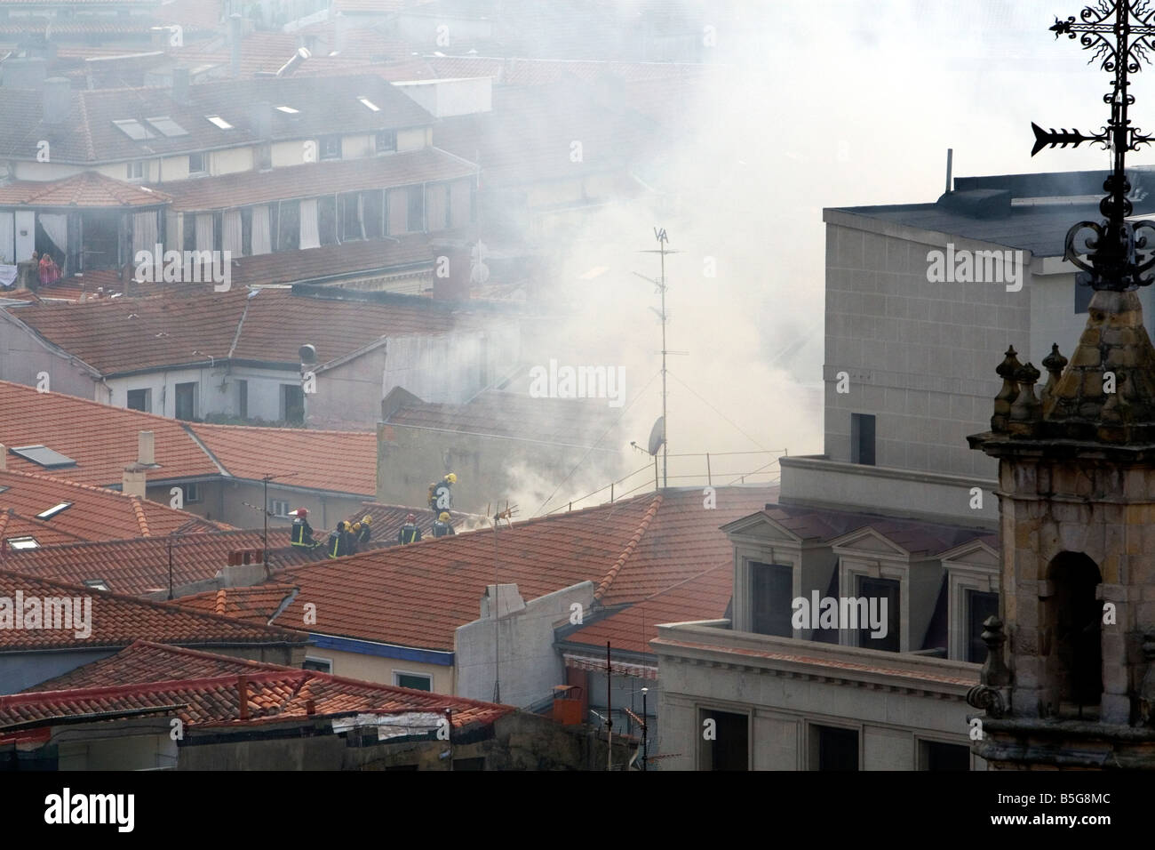 I vigili del fuoco sul tetto di un appartamento a fuoco nella città di Bilbao Biscay Spagna settentrionale Foto Stock