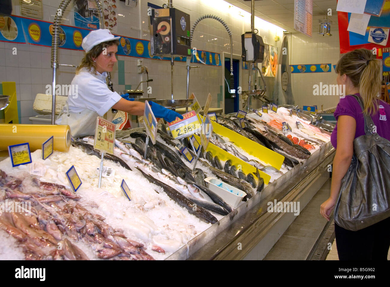 Mercato del Pesce all'interno di un supermercato in città di Guernica nella provincia di Biscaglia, Paesi baschi Spagna settentrionale Foto Stock