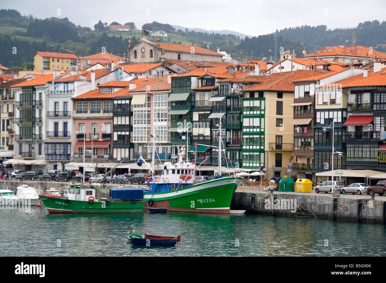 Città vecchia e il porto di pesca di Lekeitio in provincia di Biscaglia, Paesi baschi Spagna settentrionale Foto Stock