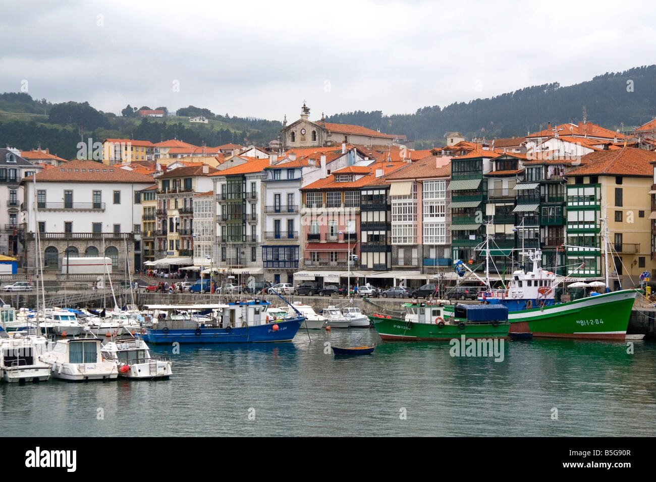 Città vecchia e il porto di pesca di Lekeitio in provincia di Biscaglia, Paesi baschi Spagna settentrionale Foto Stock