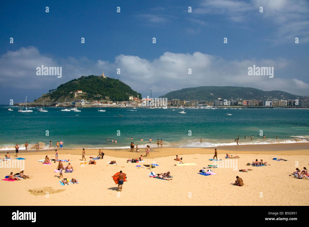 Spiaggia di scena a La Concha Bay nella città di Donostia San Sebastian Guipuzcoa Paesi baschi Spagna settentrionale Foto Stock