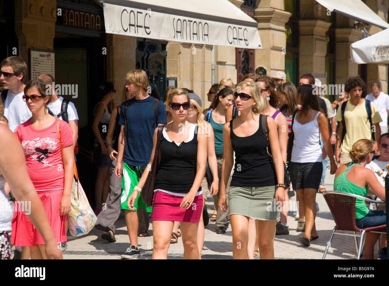 Persone che camminano nella città di Donostia San Sebastian Guipuzcoa Paesi baschi Spagna settentrionale Foto Stock