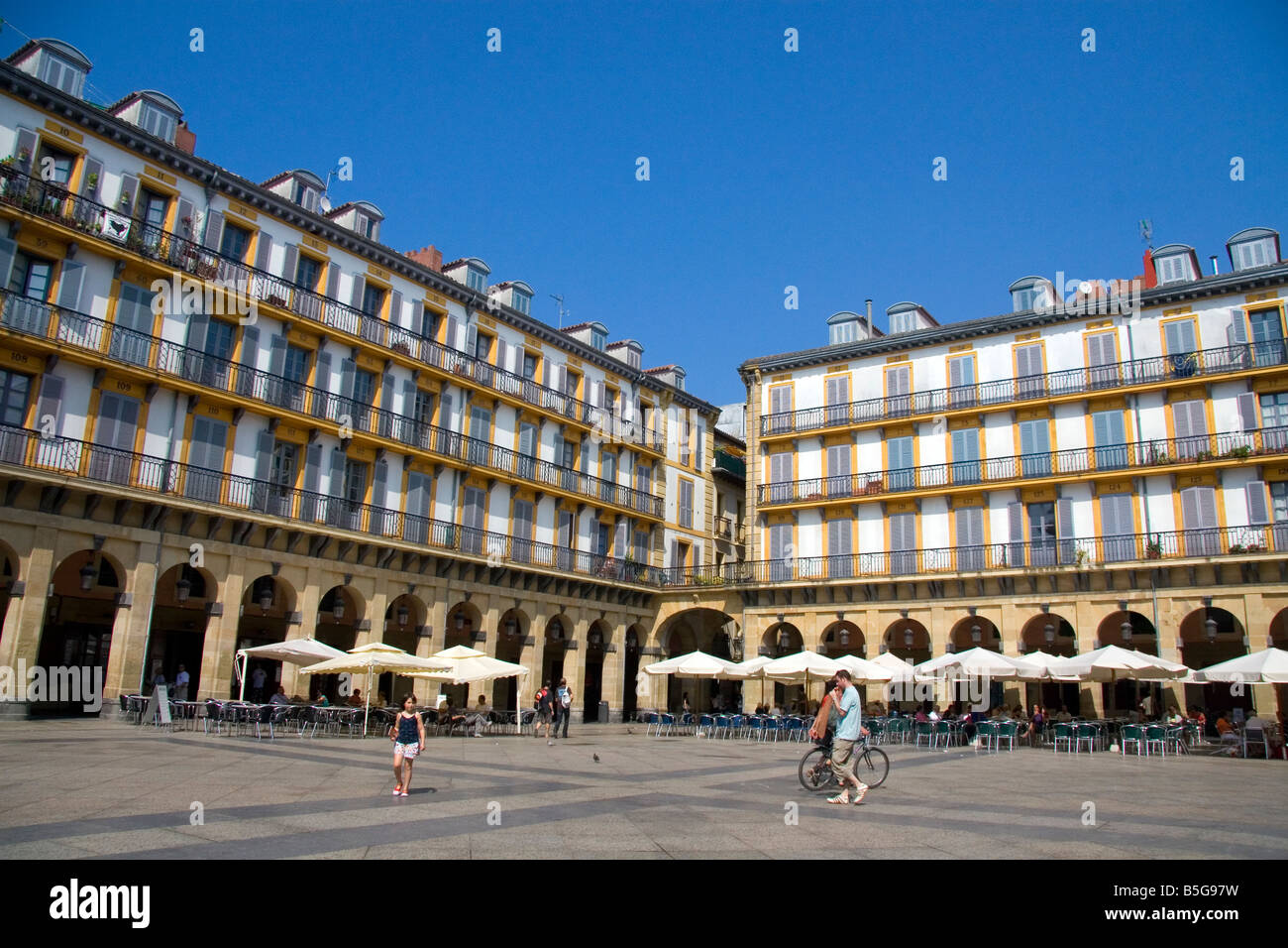 La Plaza de la Constitucion nella città di Donostia San Sebastian Guipuzcoa Paesi baschi Spagna settentrionale Foto Stock