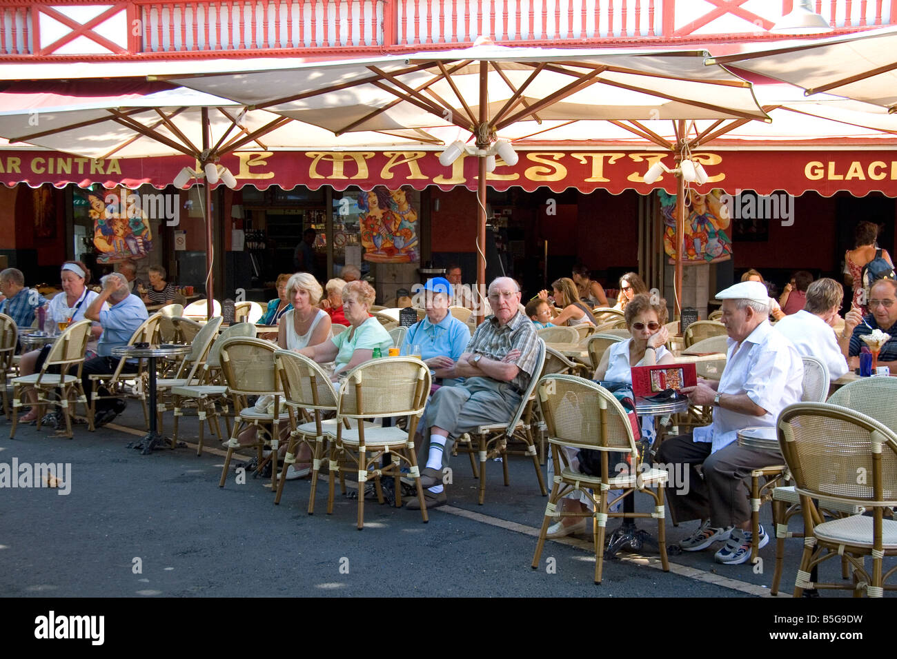 Persone mangiare all'aperto presso un ristorante nella città di Saint Jean de Luz Pirenei Atlantiques sud-ovest della Francia Foto Stock