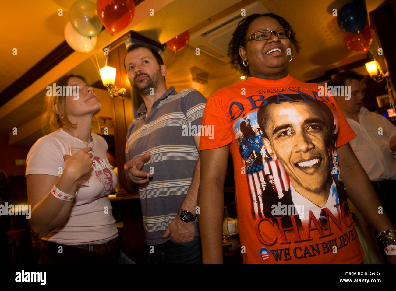 Expat democratici di celebrare come Barack Obama è dichiarato vincitore presidenziale da CNN durante la notte partito elettorale di Londra Foto Stock