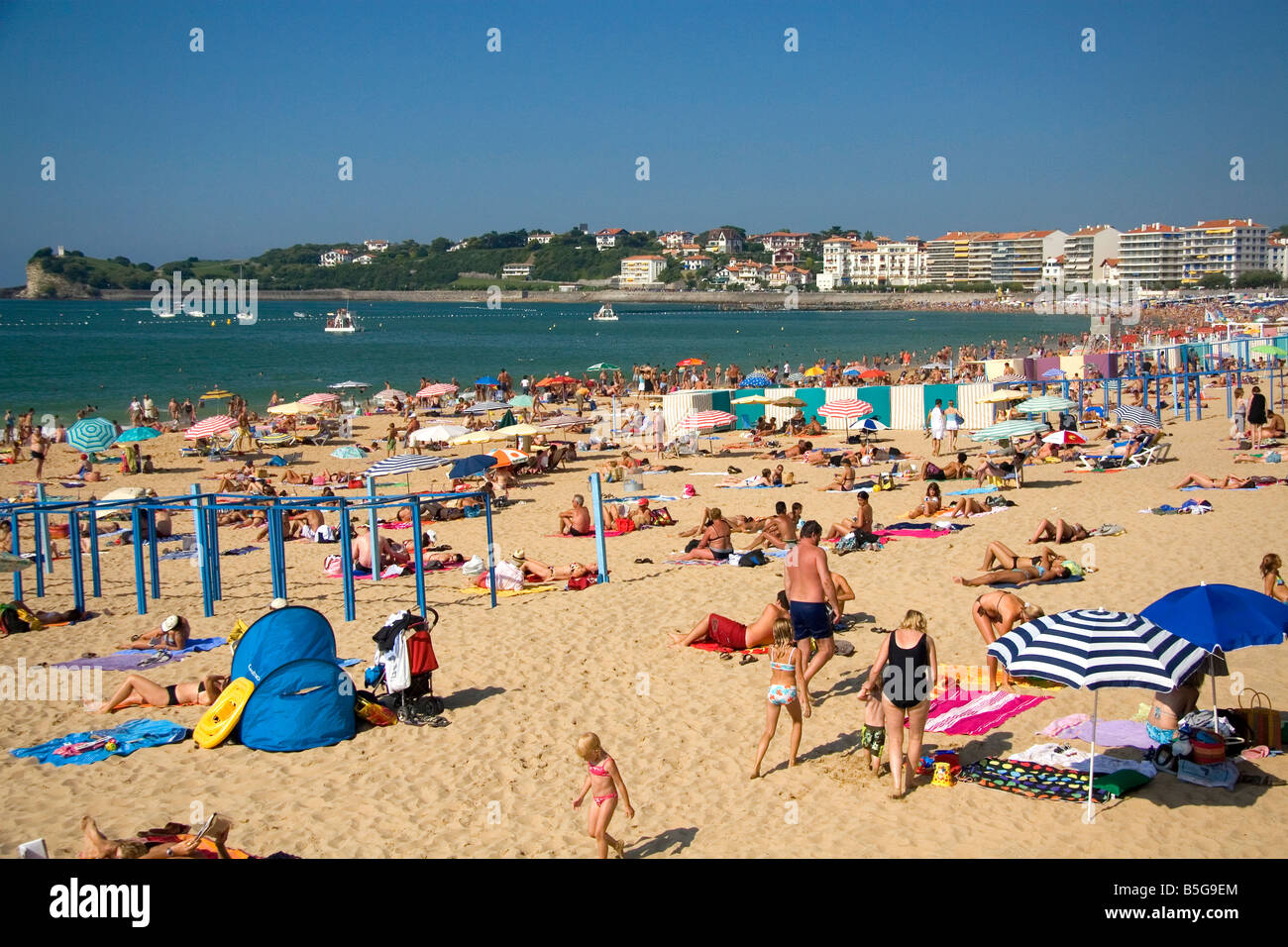 Scena di spiaggia nella baia di Saint Jean de Luz Pirenei Atlantiques Paesi Baschi francesi a sud-ovest della Francia Foto Stock