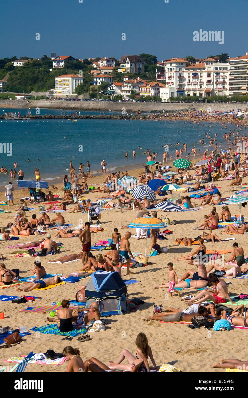 Scena di spiaggia nella baia di Saint Jean de Luz Pirenei Atlantiques Paesi Baschi francesi a sud-ovest della Francia Foto Stock