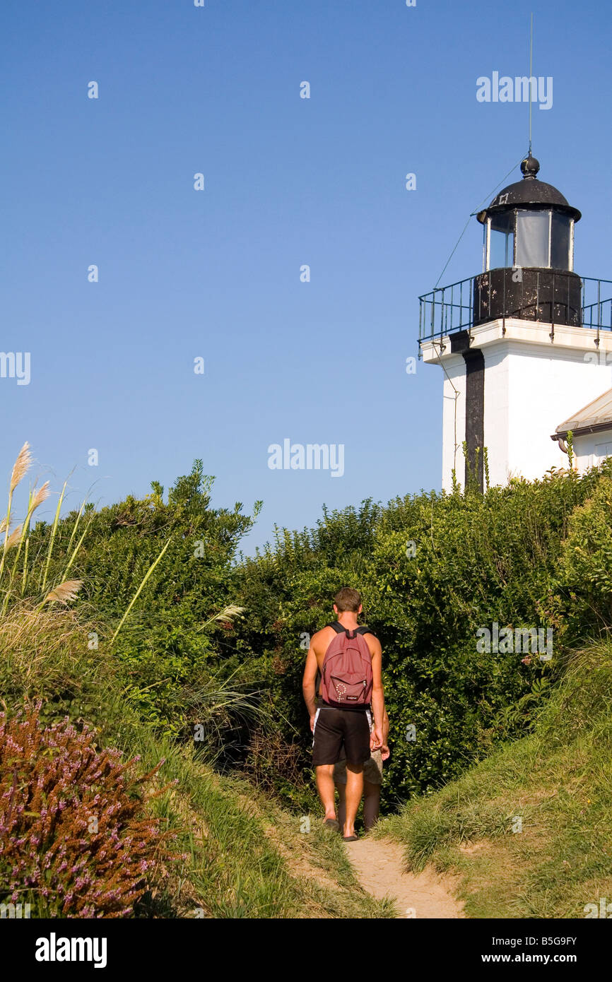 Uomo che cammina su un percorso al faro di Saint Jean de Luz Pirenei Atlantiques Paesi Baschi francesi a sud-ovest della Francia Foto Stock