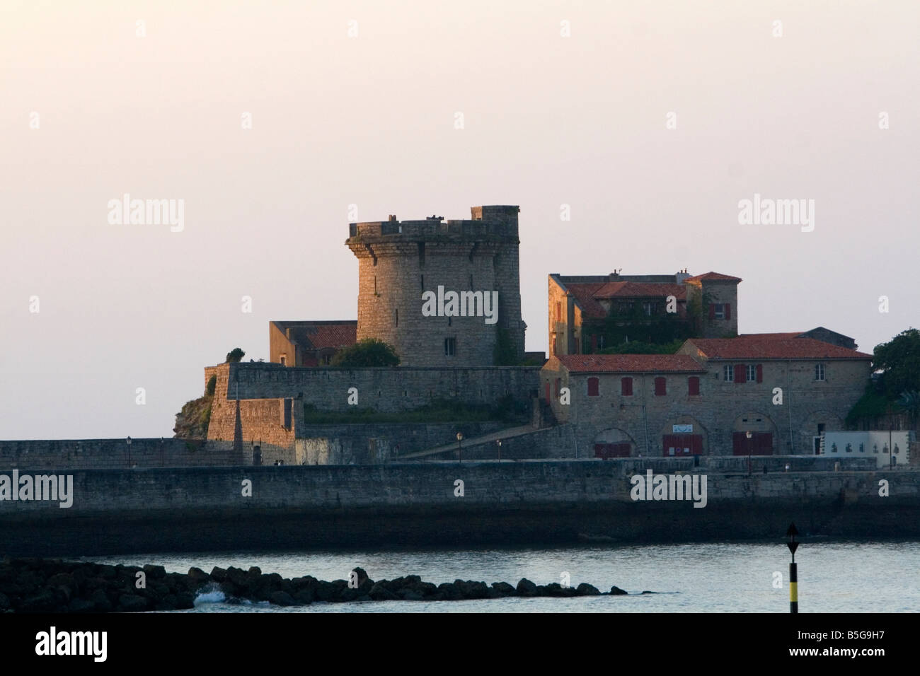 Castello al tramonto nel comune di Saint Jean de Luz Pirenei Atlantiques Paesi Baschi francesi a sud-ovest della Francia Foto Stock