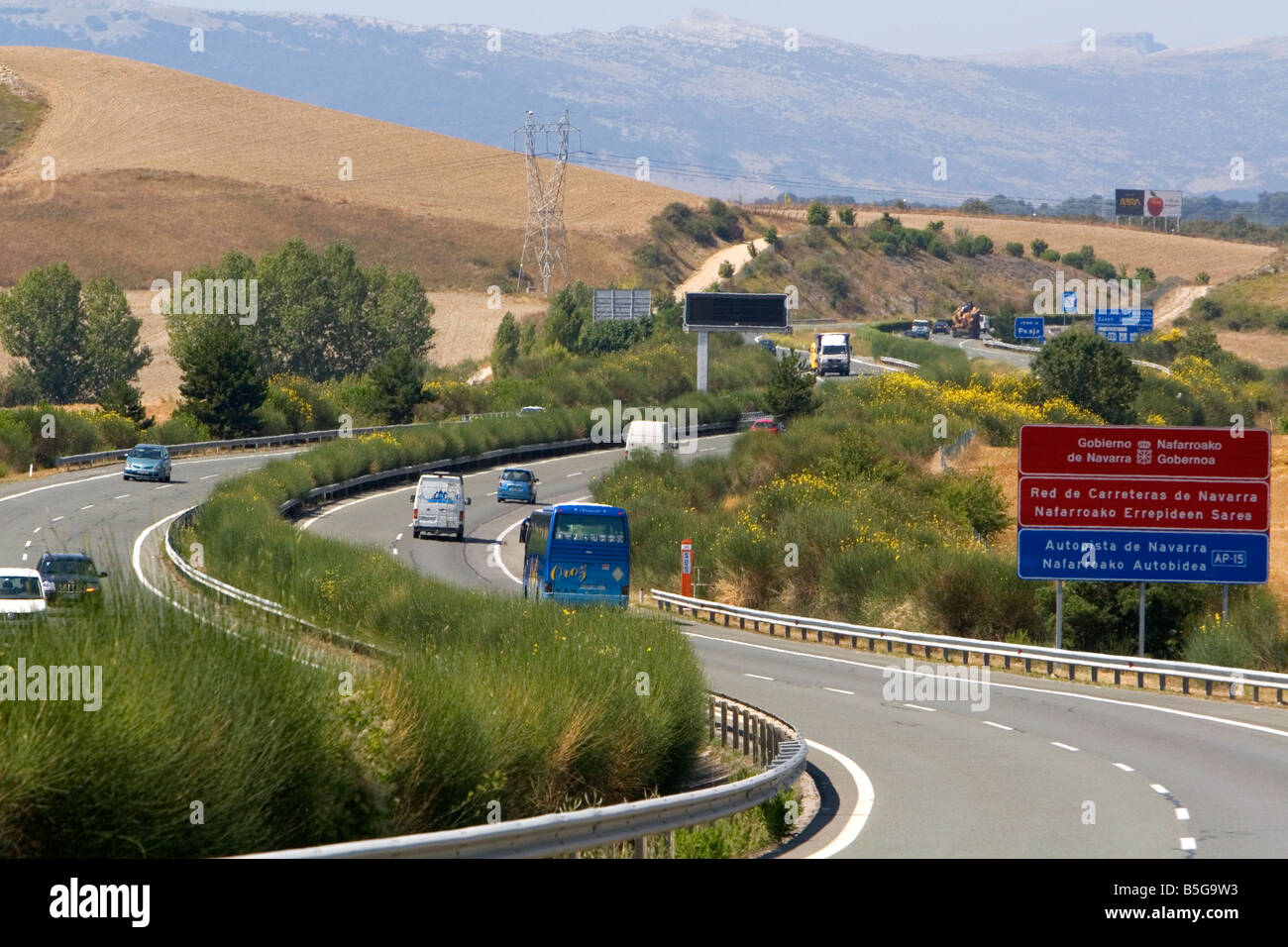 Automobili di viaggi su Autopista vicino a Pamplona Navarra Spagna settentrionale Foto Stock