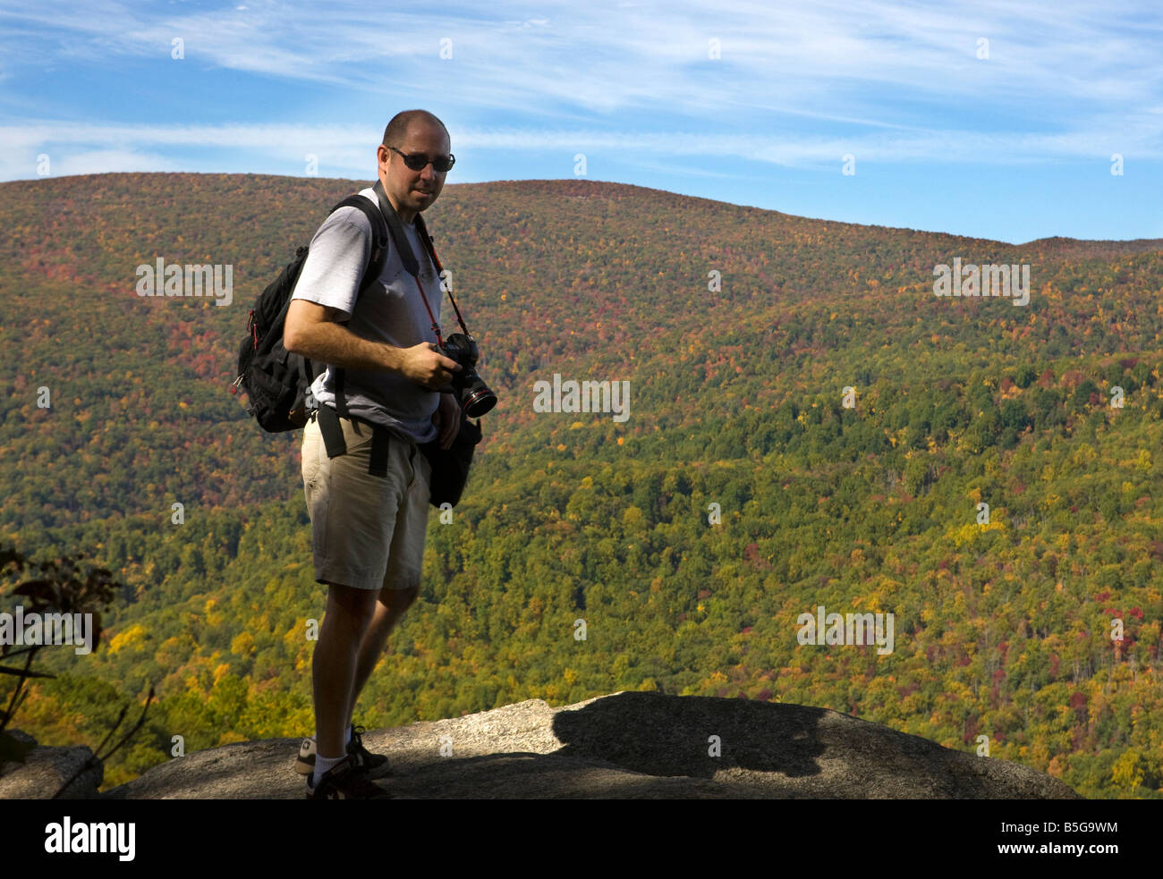 Escursionista maschio entra in pausa per una vista lungo il sentiero di vecchie Rag Mountain, Parco Nazionale di Shenandoah, Virginia. Foto Stock