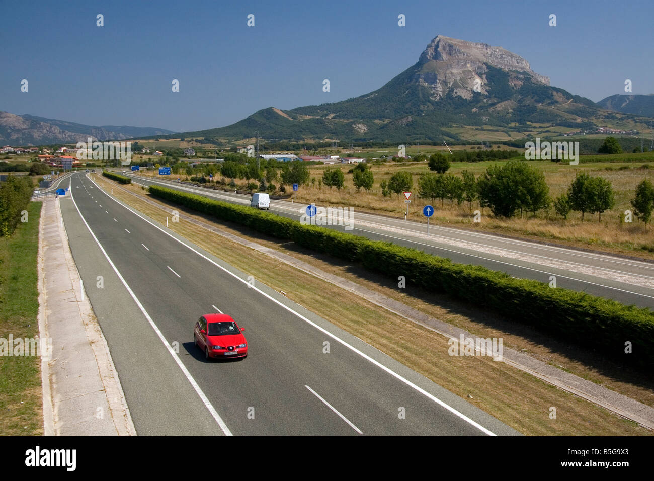 Automobile che viaggia lungo la A 10 Autopista vicino alla città di Etxarri Aranatz Navarra Spagna settentrionale Foto Stock
