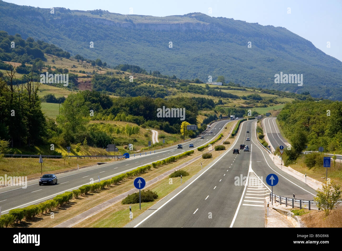 Automobili viaggiano lungo la A 10 Autopista vicino alla città di Etxarri Aranatz Navarra Spagna settentrionale Foto Stock