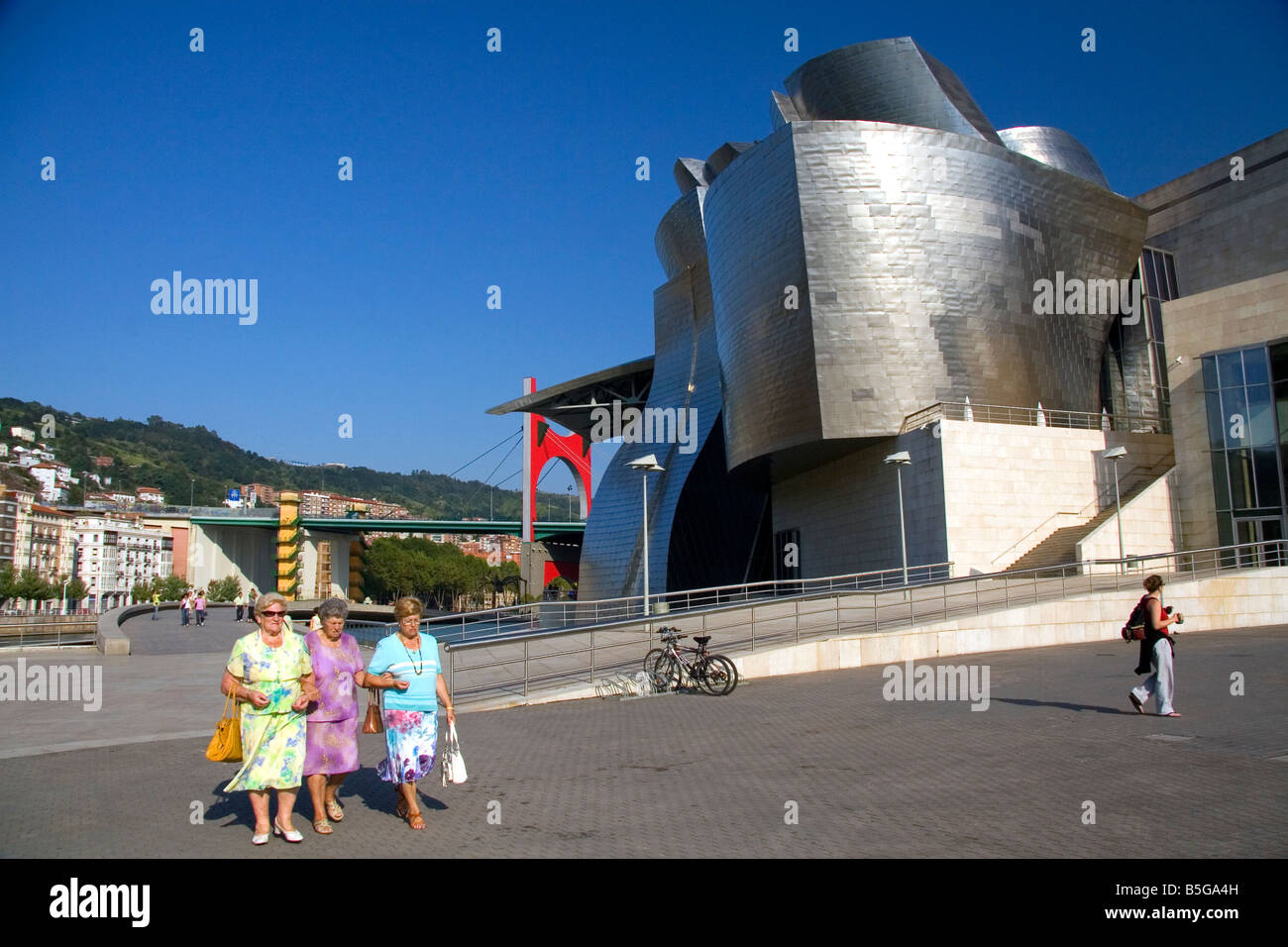 I visitatori di fronte al Museo Guggenheim nella città di Bilbao Biscay Paesi baschi Spagna settentrionale Foto Stock